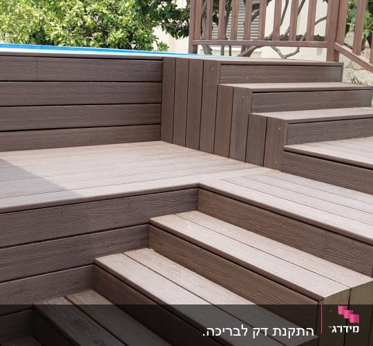 דק עץ חום עם מדרגות ובריכה קטנה